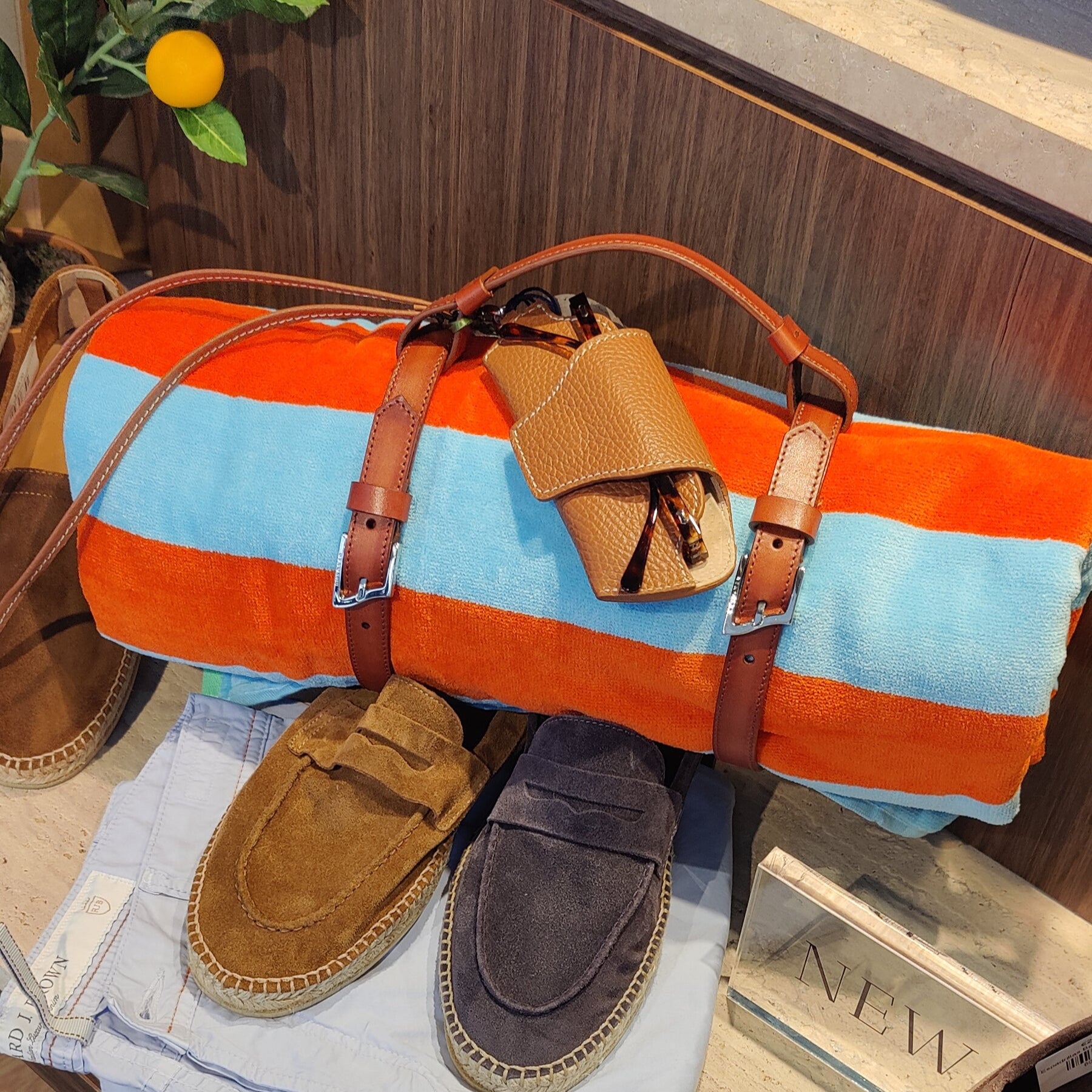 Handgefertigter Strandtuchhalter + Handtuch aus Leder