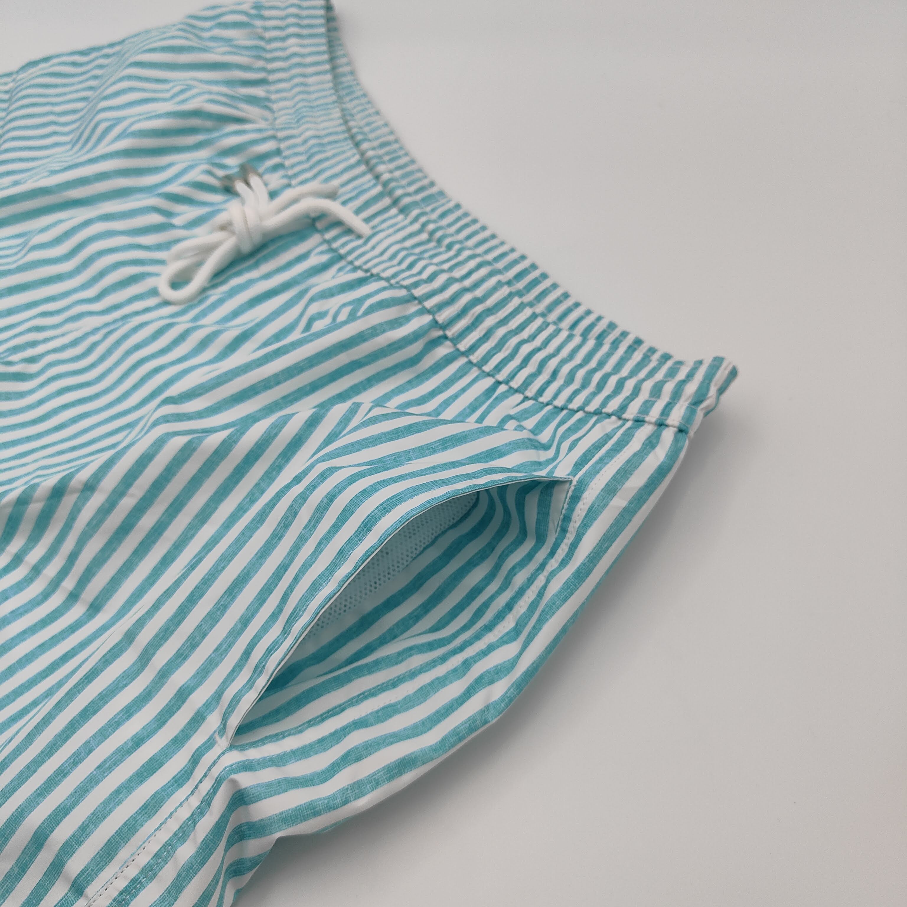 Schnelltrocknende Badeshorts mit Streifen in Mintgrün