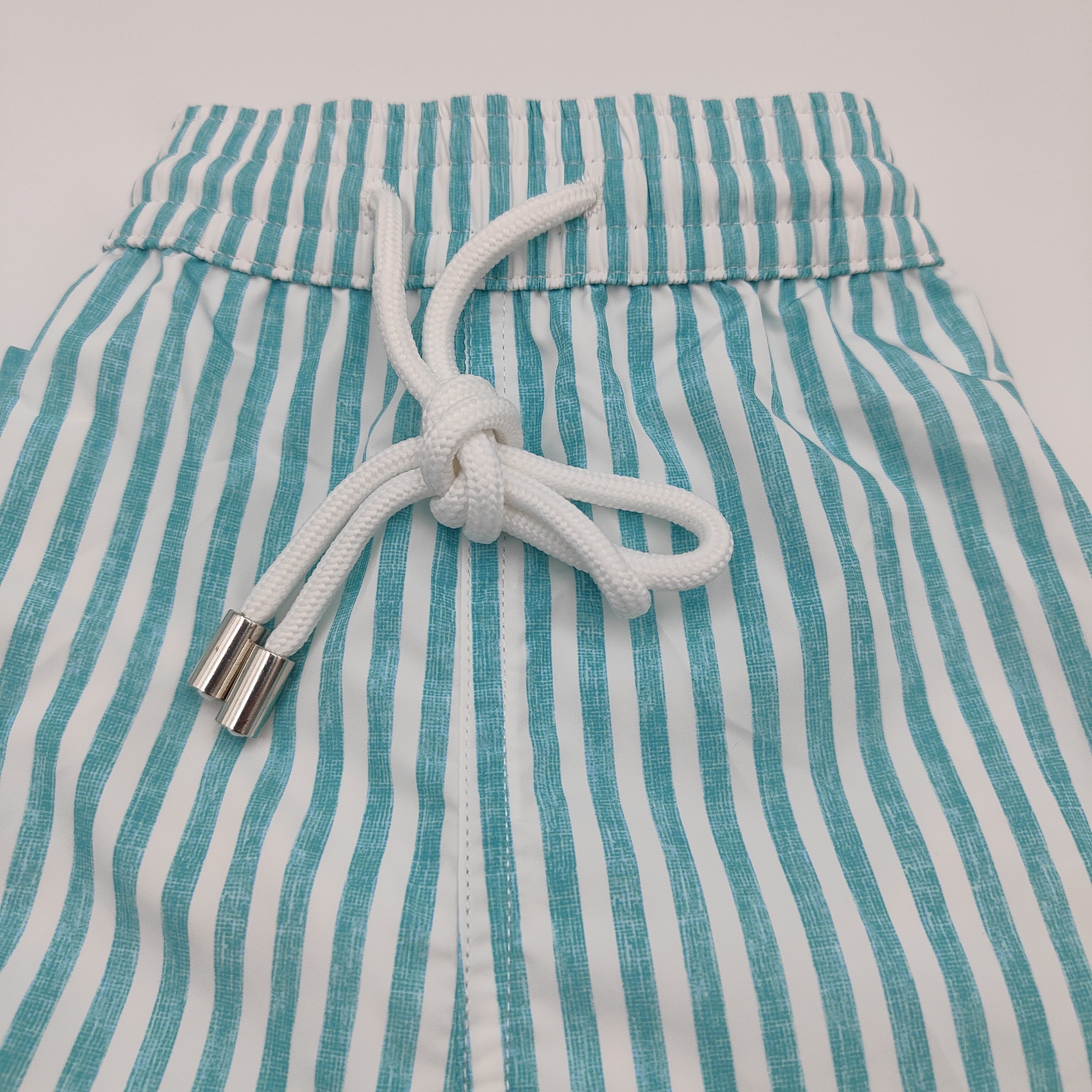 Schnelltrocknende Badeshorts mit Streifen in Mintgrün