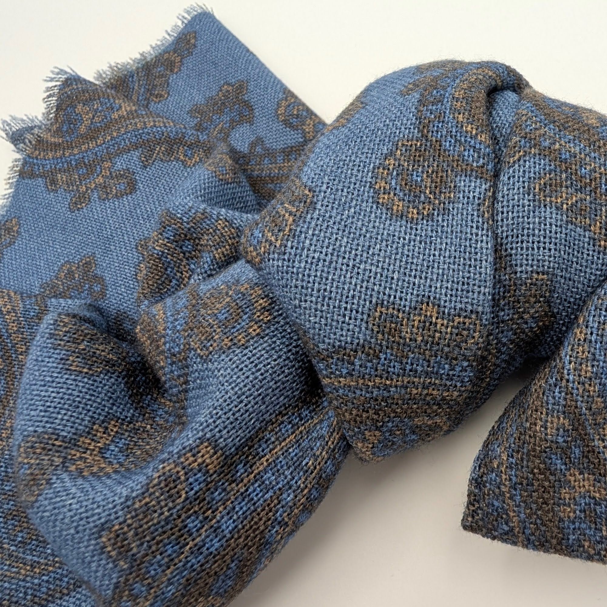 Luxuriöser, gewebter Wollschal, blau