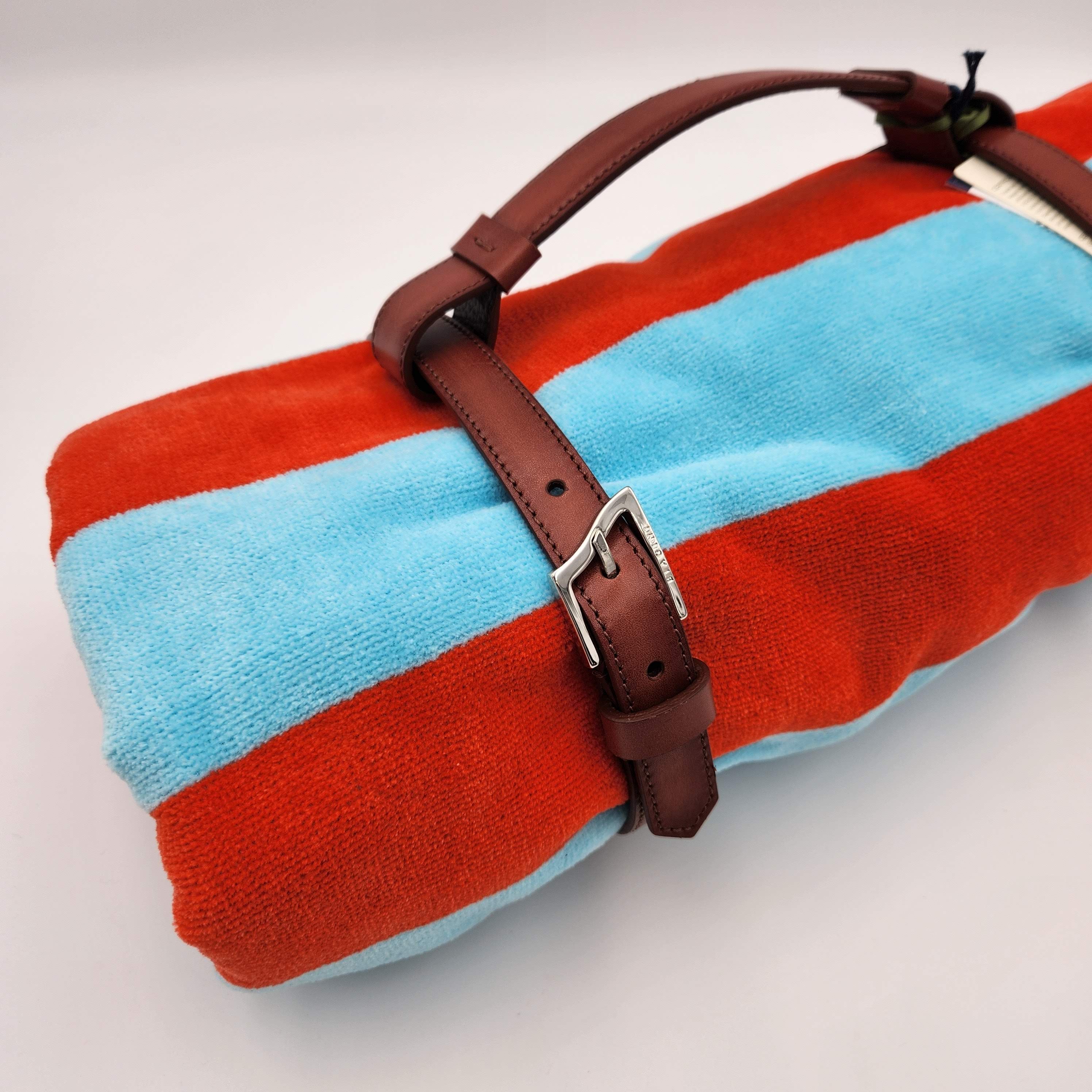 Handgefertigter Strandtuchhalter + Handtuch aus Leder