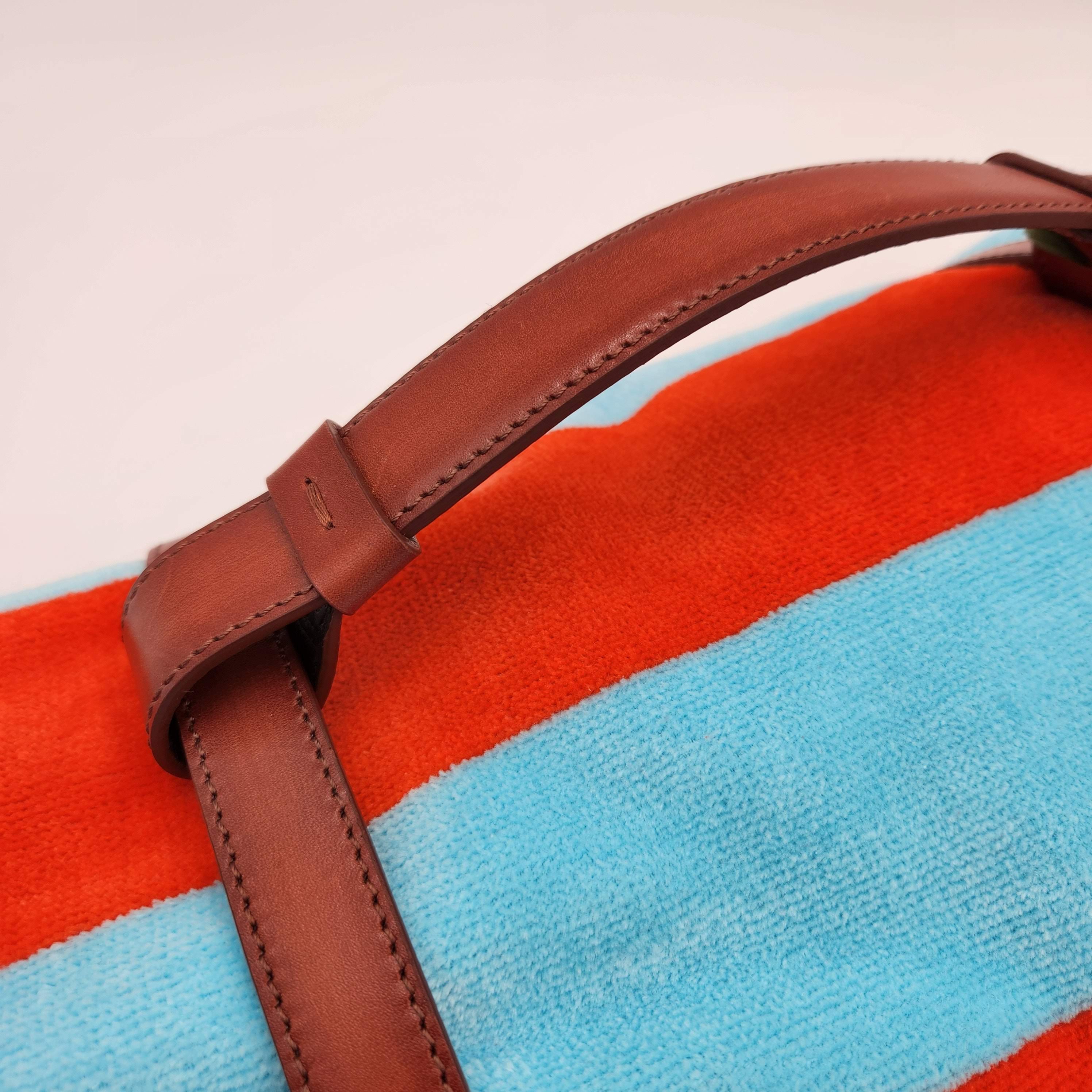 Handgefertigter Strandtuchhalter + Handtuch aus Leder